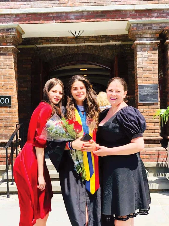 La începutul verii, Rebeca a terminat „with honor” (n.r. cu onoruri) Facultatea de Chimie din New York. La festivitate a venit şi sora ei, Gloria