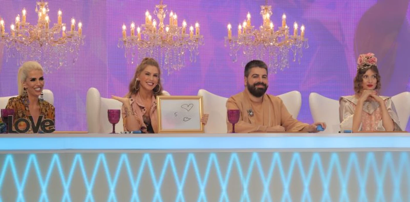 Juraţii aşteaptă să vadă cum se vor prezenta cele nouă concurente