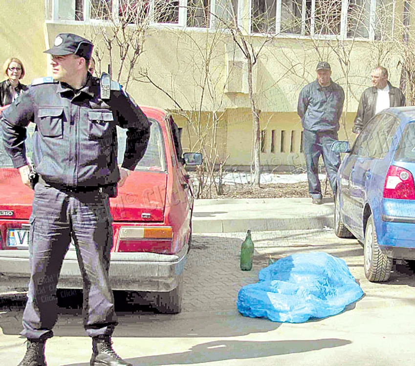 
    Femeia a murit pe stradă (foto: Ştefan Borcea)  