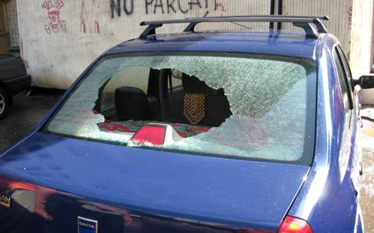 Un ploieştean s-a trezit şi cu maşina spartă, şi cu borseta în care avea bani furată (foto: arhivă Adevărul)