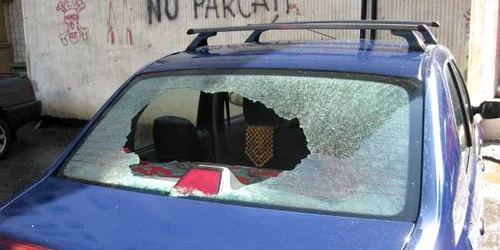 Un ploieştean s-a trezit şi cu maşina spartă, şi cu borseta în care avea bani furată (foto: arhivă Adevărul)