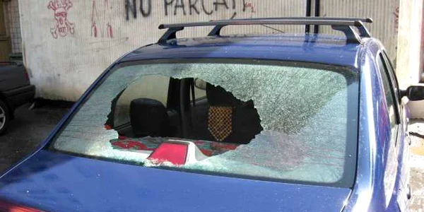 Un ploieştean s-a trezit şi cu maşina spartă, şi cu borseta în care avea bani furată (foto: arhivă Adevărul)