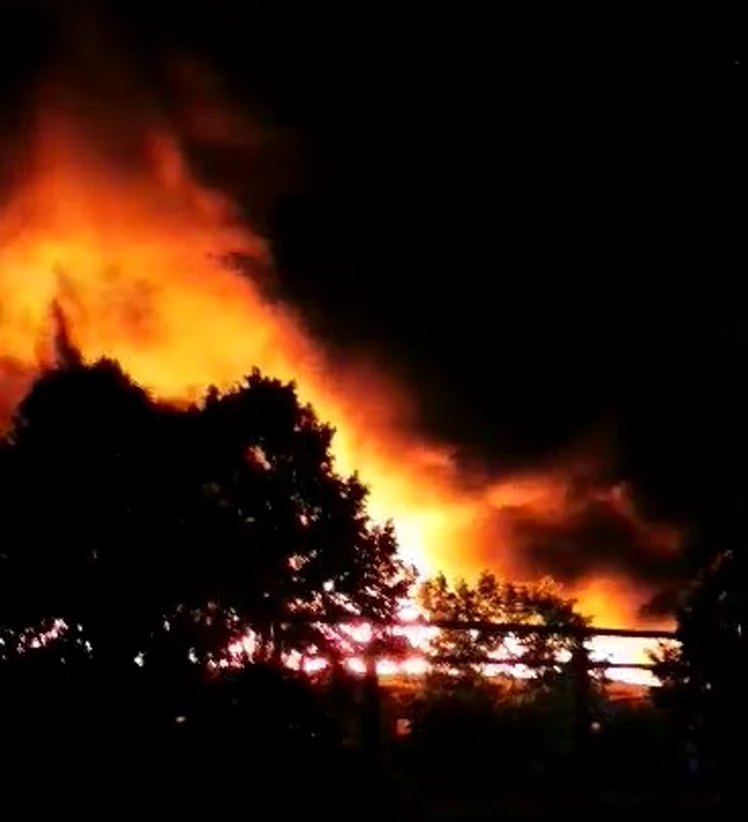 Arde un depozit de mase plastice lângă o fabrică de armament