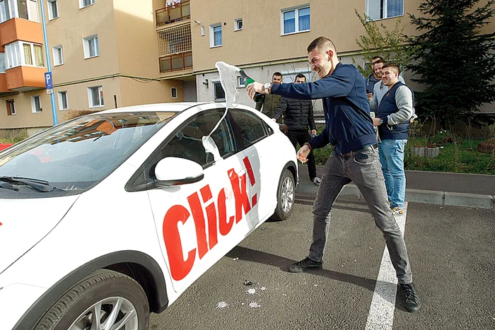 Câştigătorul nostru a udat maşina cu şampanie, în uralele prietenilor veniţi să-l felicite