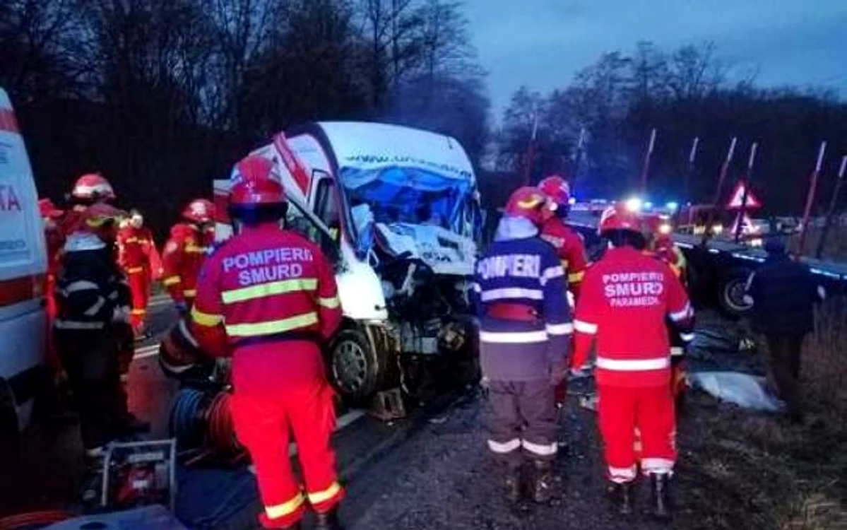 ISU Sibiu a trimis patru echipaje SMURD şi o autospecială de descarcerare la locul accidentului FOTO ISU Sibiu