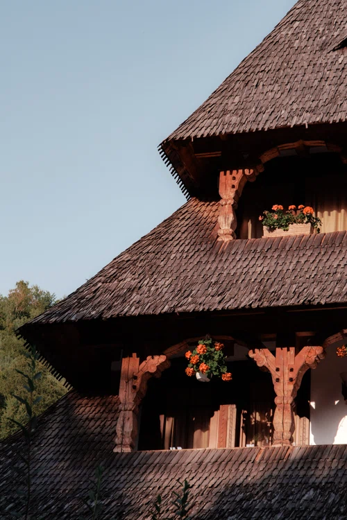 Arhitectura tradițională maramureșeană este un magnet pentru turiști. 