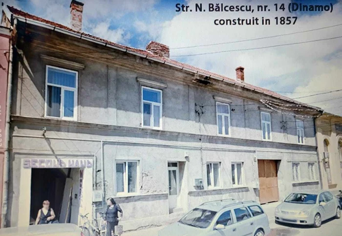 Casa în care a funcționat hanul La Păunul de Aur FOTO Dumitru Tomoni