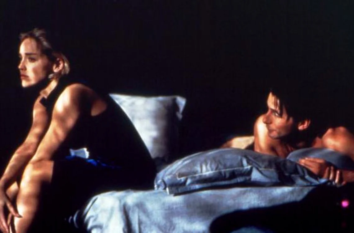 William Baldwin și Sharon Stone într-o captură din filmul Sliver, din 1993.
