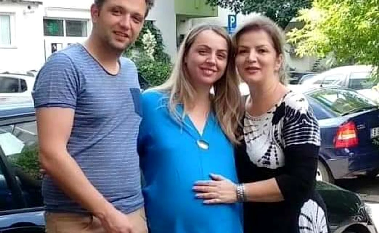
    Carmen,  alături  de fiu și  de noră  