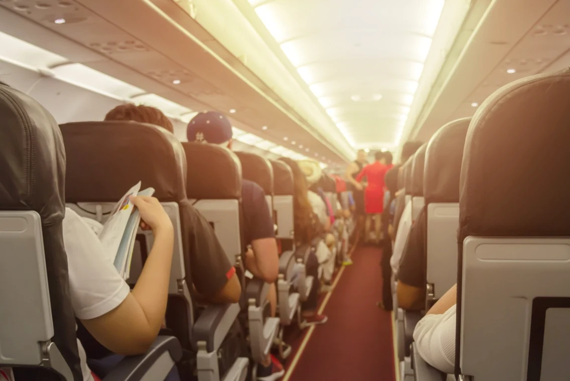 zbor avion pasageri - shutterstock