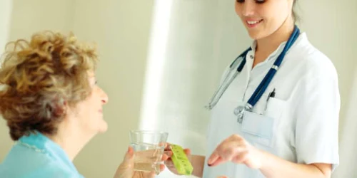 Medicii recomandă  tratamentele hormonale  doar când bufeurile de la  menopauză sunt insuportabile