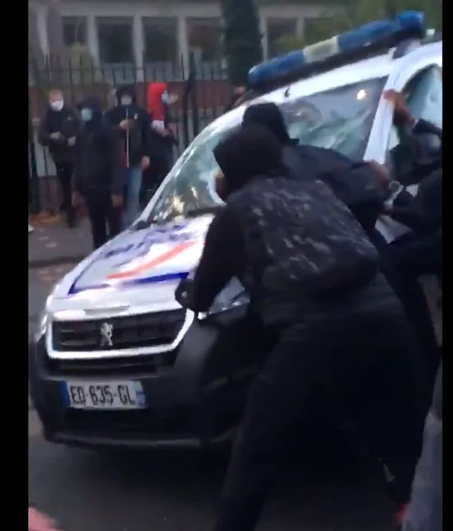 Liceenii au vandalizat mașinile de polițieSursa foto: Twitter
