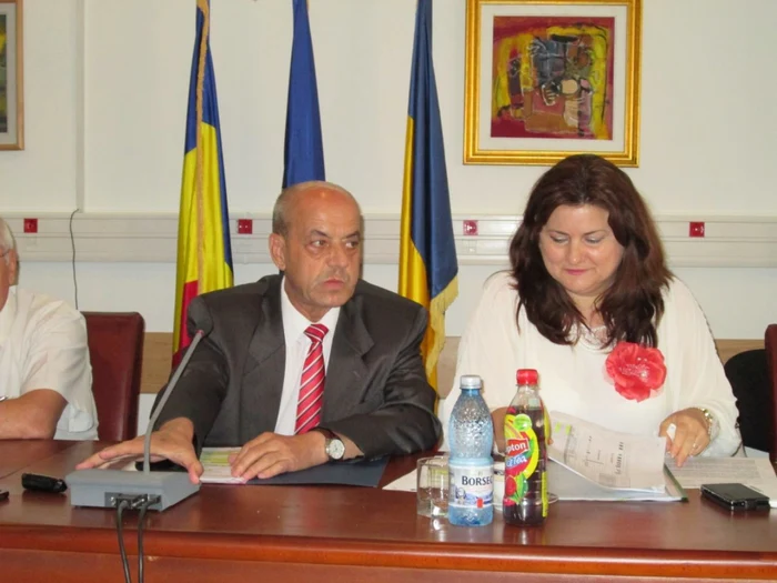 Directorul ADR Craiova, Marinela Bogheanu, a semnat contractul de finanţare la CJ Valcea. Foto Adevărul.