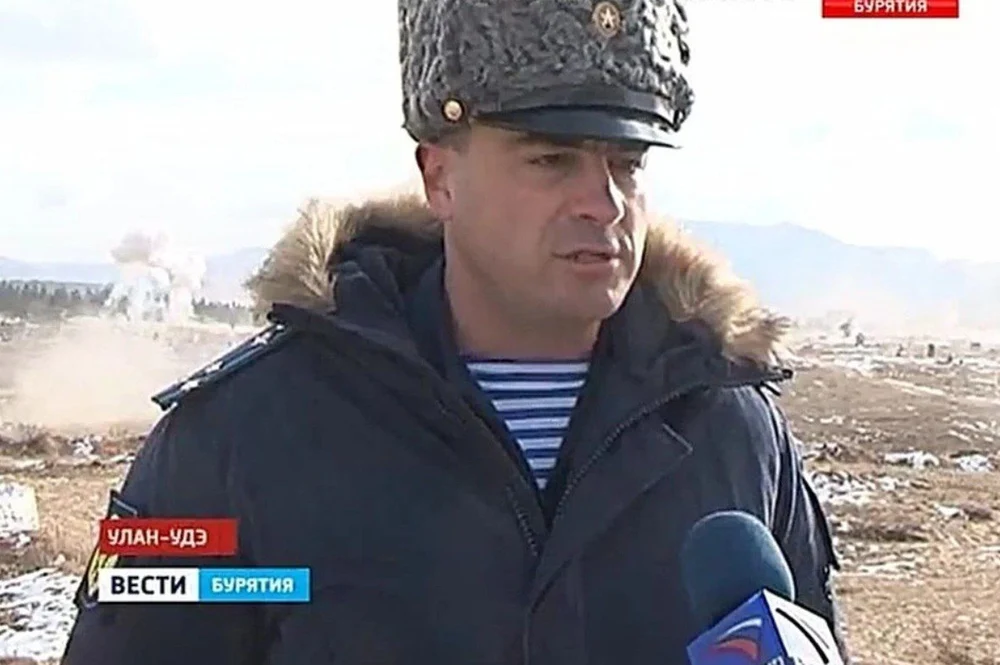 O mașină în care se afla comandantul parașutiștilor ruși a sărit în aer. Generalul ar fi rămas invalid