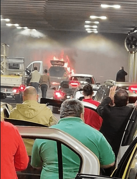 Pasajul Unirii din Capitală, blocat de o mașină care a luat foc în tunel. Traficul este afectat în zonă FOTO VIDEO