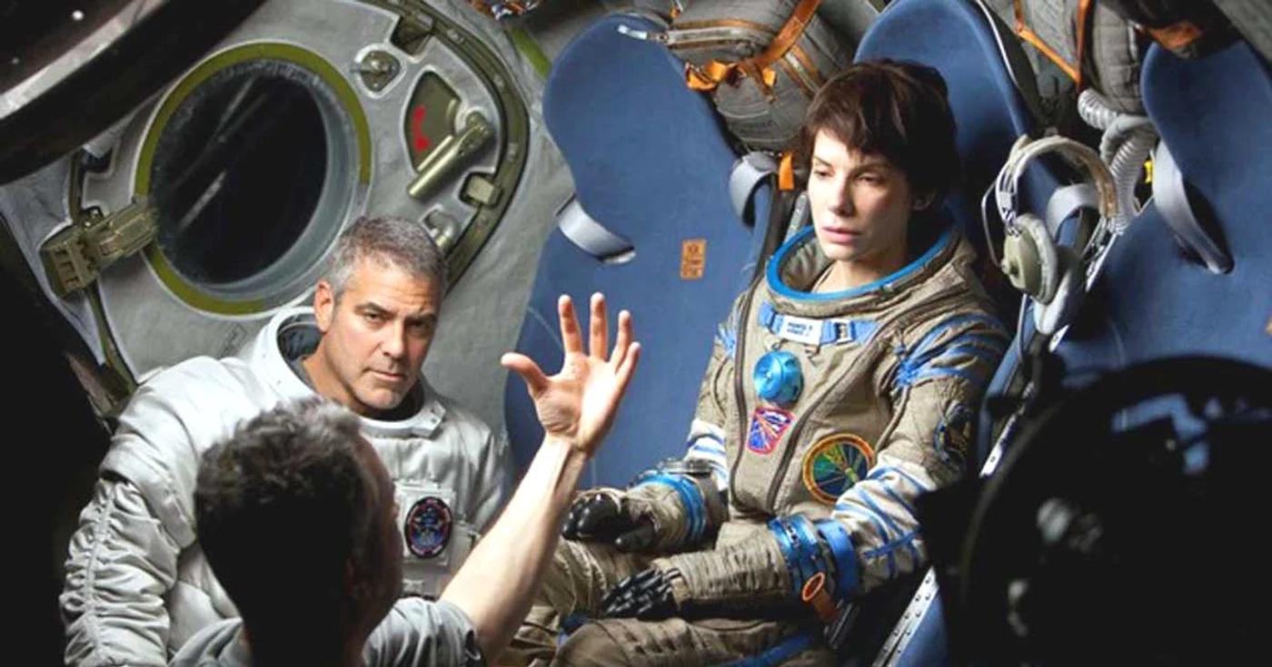 Regizorul Alfonso Cuaron, alături de protagoniştii filmului „Gravity“, George Clooney şi Sandra Bullock