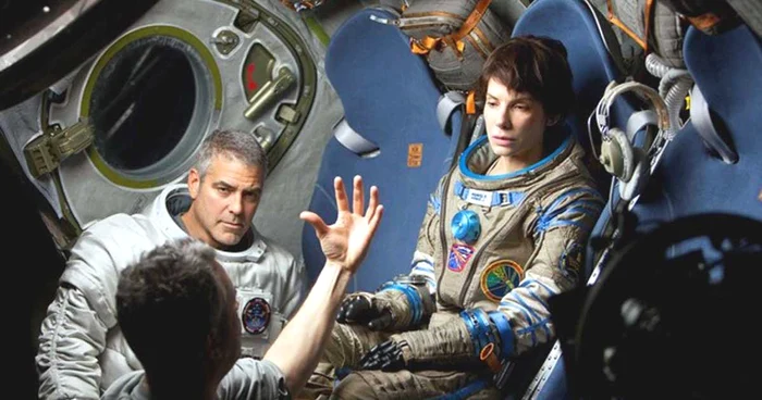 Regizorul Alfonso Cuaron, alături de protagoniştii filmului „Gravity“, George Clooney şi Sandra Bullock