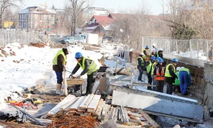 Cei mai mulți muncitori  lucrează la zidul de  sprijin al noii artere jpeg