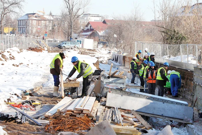 Cei mai mulți muncitori  lucrează la zidul de  sprijin al noii artere