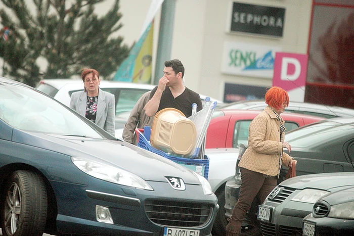 Şoferul Innei s-a chinuit să  bage în portbagaj obiectele  de uz casnic ale şefei sale