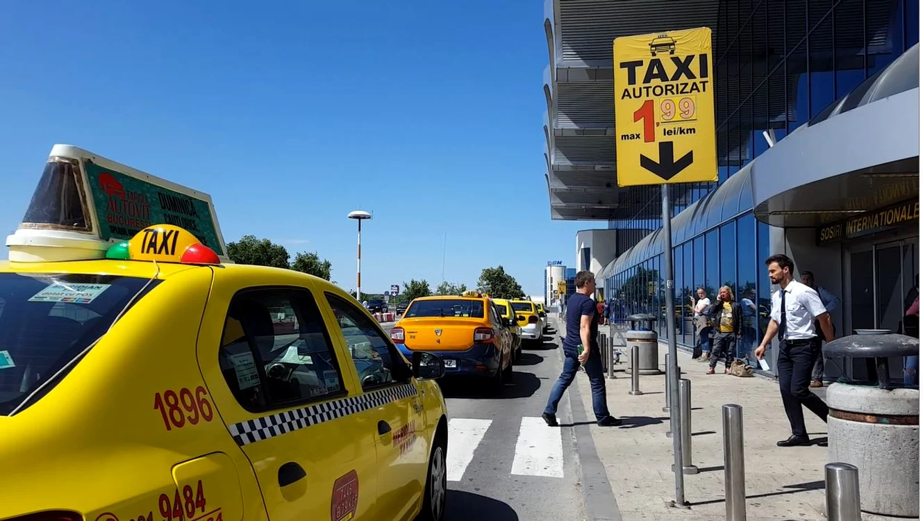 
    Taximetriștii preiau clienții de pe Aeroportul Otopeni după regula primul venit, primul servit  
