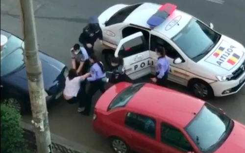 O femeie aflată în izolare a suferit o cădere nervoasă, a fost luată de poliţişti şi băgată cu forţa în maşina de poliţieFoto: captură Facebook