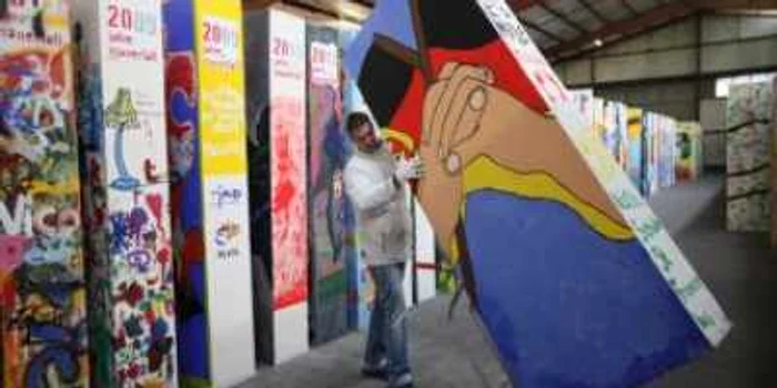 În centrul Berlinului 100.000 de persoane sărbătoresc căderea zidului