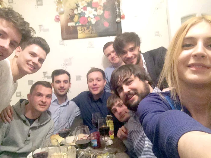 13 aprilie. În realitate, Dima ciocnea vin roşu alături de mai mulţi prieteni din Republica Moldova