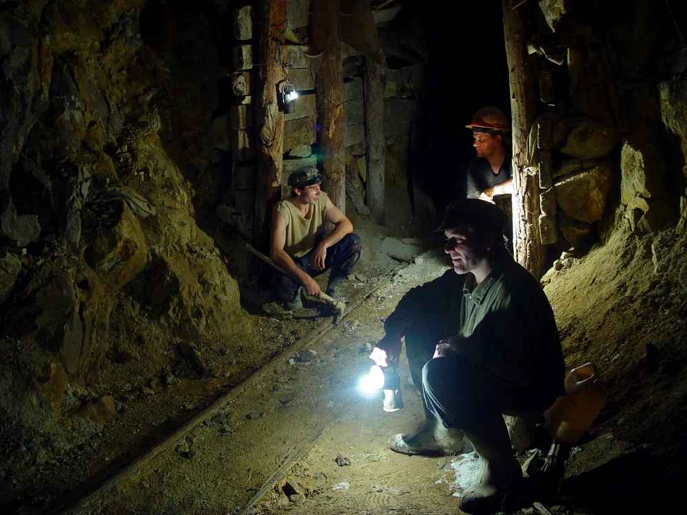 Minerii au rămas blocaţi în subteran în urma seismului de 3,5 grade