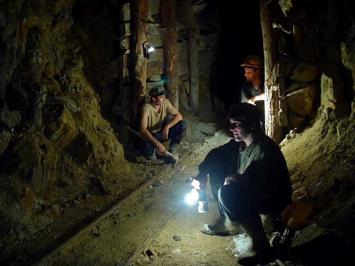 Minerii au rămas blocaţi în subteran în urma seismului de 3,5 grade