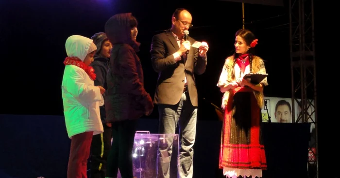 Numele beneficiarilor excursiei în Maramureş au fost extrase de trei copii... (Foto: Mugurel Manea)