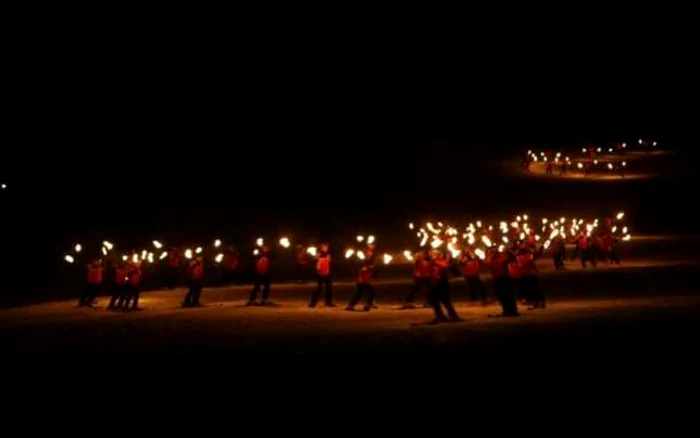 Coborârea cu torţe este punctul culminant la evenimentului. FOTOAdevărul