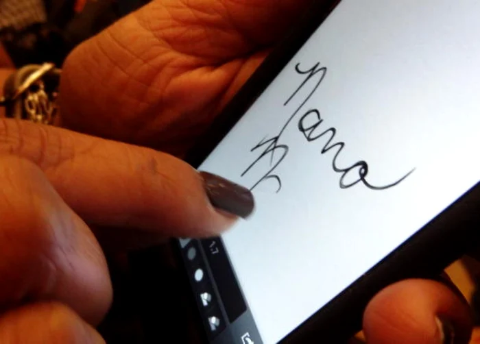 Unghiile-stylus vor putea fi ataşate de vârful sau de-a lungul unghiei FOTO cnet.com