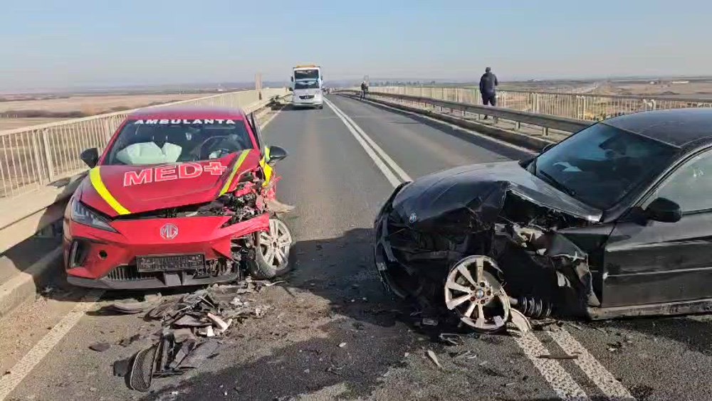 O ambulanță cu pacienți dializați implicată într-un accident pe DN6 în Timiș, trei răniți