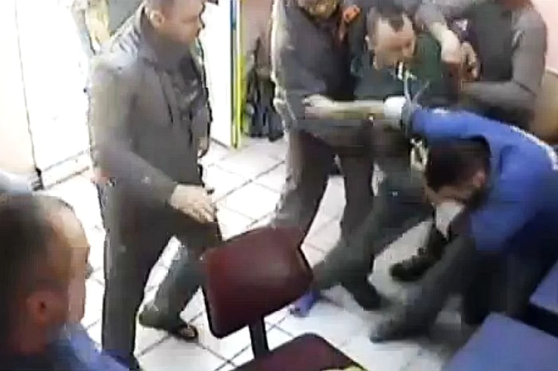 
    Frizerul a fost bătut chiar în incinta salonuluifoto: captură video ProTV  