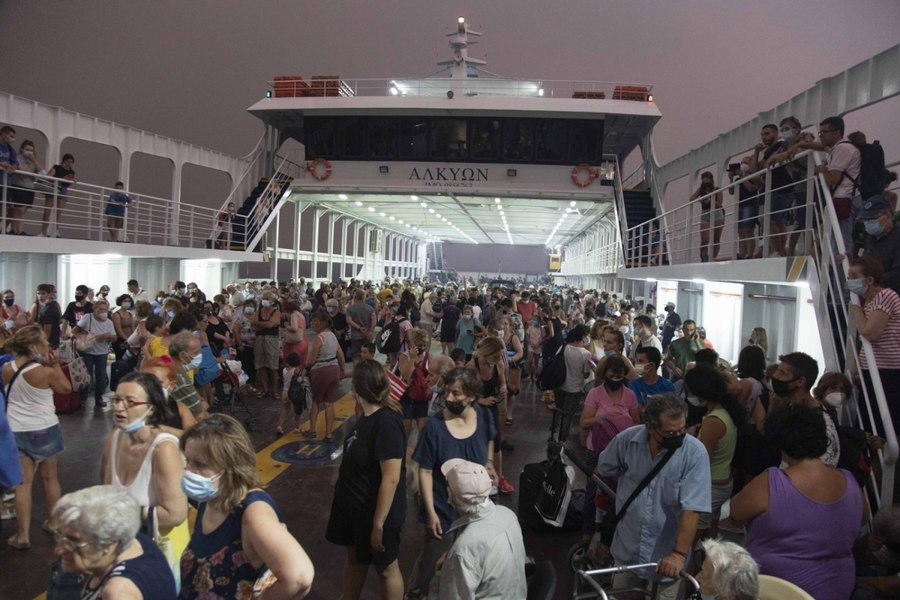 Aproximativ 100 de români, blocaţi pe un feribot în Grecia. MAE: urmează să fie evacuaţi