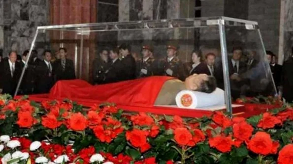 Kim Jong Il, îmbălsămat şi expus în mausoleu „pentru eternitate“ jpeg