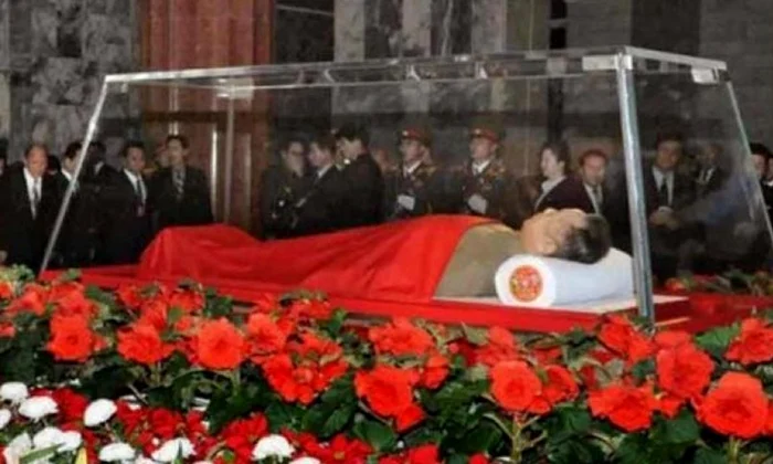 Kim Jong Il, îmbălsămat şi expus în mausoleu „pentru eternitate“ jpeg