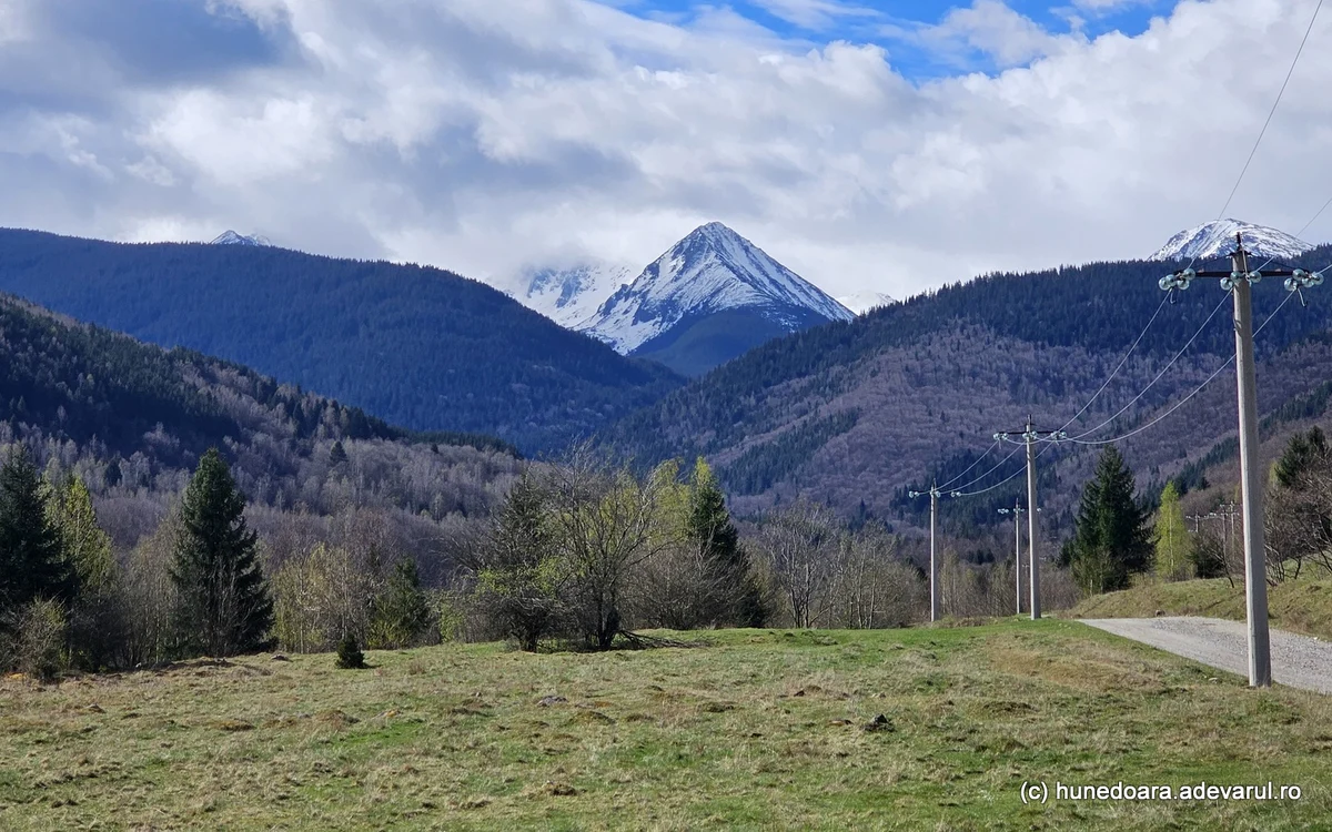 Crestele Retezatului, văzute de pe valea Pietrele. Foto: Daniel Guță. ADEVĂRUL