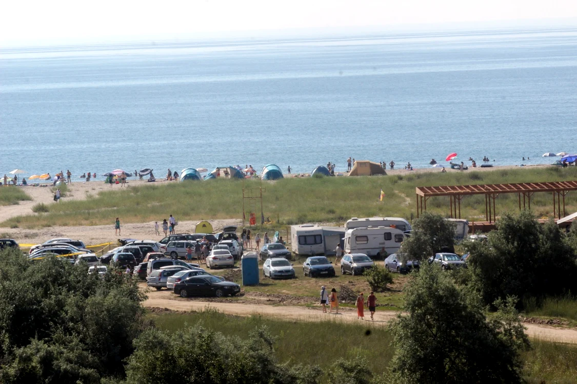 Pe plaja de la Corbu și Vadu poți merge cu cortul. Sau, caută un camping în alte stațiuni de pe Litoral