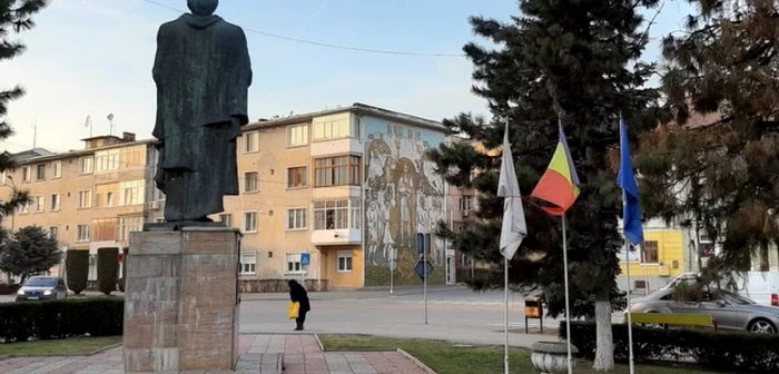 Statuia lui Burebista şi faţada împodobită cu mozaicul dedicat acestuia. FOTO: Daniel Guţă. ADEVĂRUL.