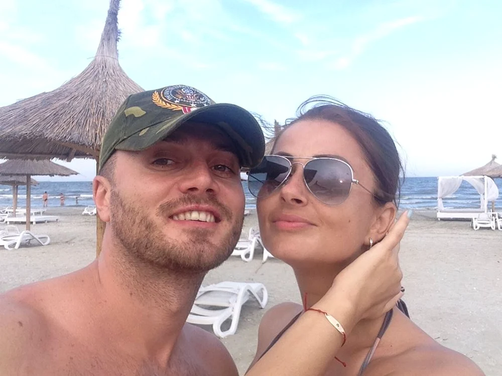 
    Gabi Cristea a dat de înţeles, pe pagina ei de Facebook, că s-a logodit cu Tavi ClondaSursă foto:Facebook  
