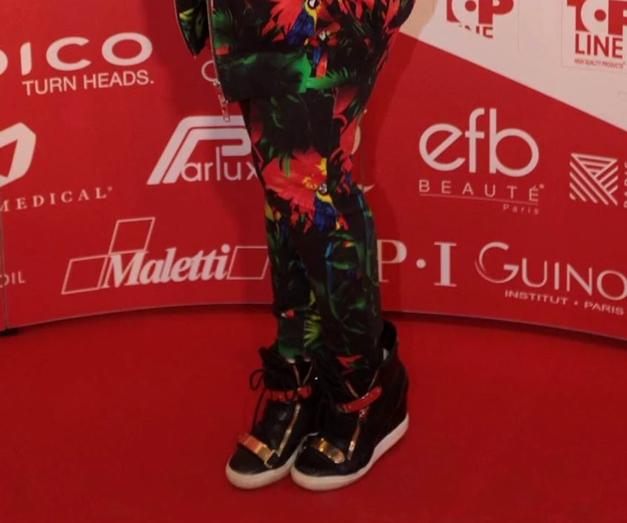 Pantofii sport au tocuri ortopedice