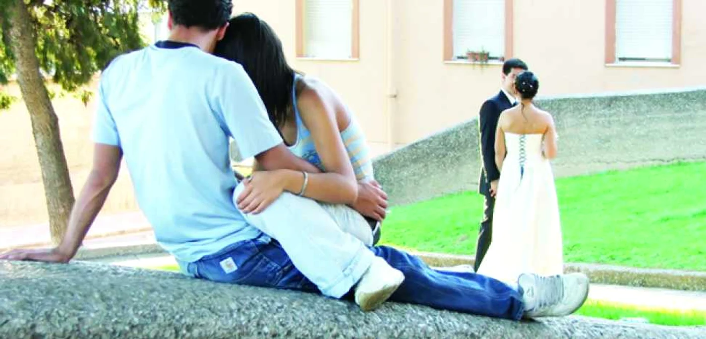 Cuplurile în care partenerii au crescut împreună pot rezista la maturitate dacă legatura este puternică