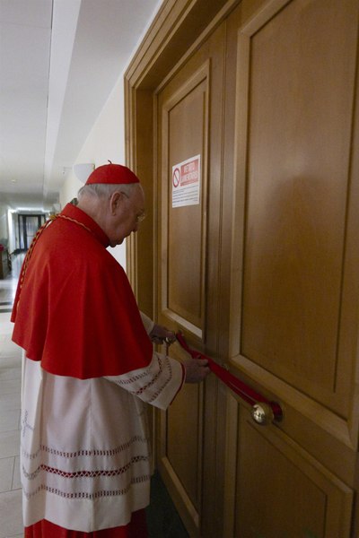 Cine conduce Vaticanul până la alegerea unui nou Papă