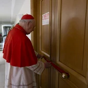 Cardinalul Kevin Joseph Farrel îndeplinește ritualurile de după moartea Papei FOTO profimedia jpg