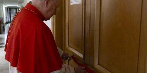 Cardinalul Kevin Joseph Farrel îndeplinește ritualurile de după moartea Papei FOTO profimedia jpg