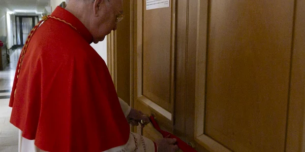Cardinalul Kevin Joseph Farrel îndeplinește ritualurile de după moartea Papei FOTO profimedia jpg