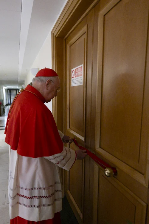 Cardinalul Kevin Joseph Farrel îndeplinește ritualurile de după moartea Papei FOTO profimedia