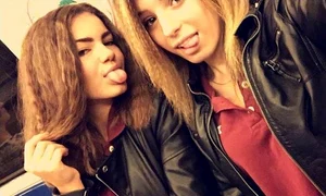 Adolescenta isi petrece timpul liber în compania prietenei sale jpeg